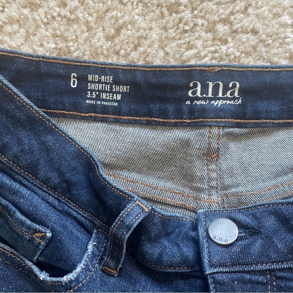 a.n.a Mid-Rise Shorts - Picture 2 of 3